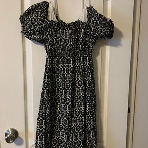 Cute dress can be worn on or off shoulder